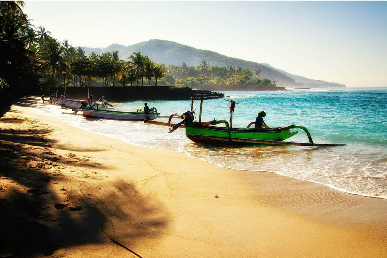 Strand in Bali mit Fischerbooten