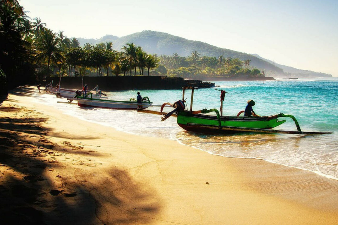 Strand in Bali mit Fischerbooten