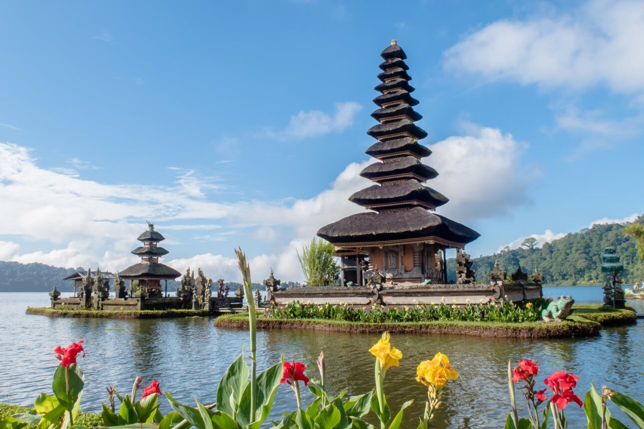 Fotograie vom Borobudur-Tempel, einer der größten buddhistischen Tempelanlagen der Welt
