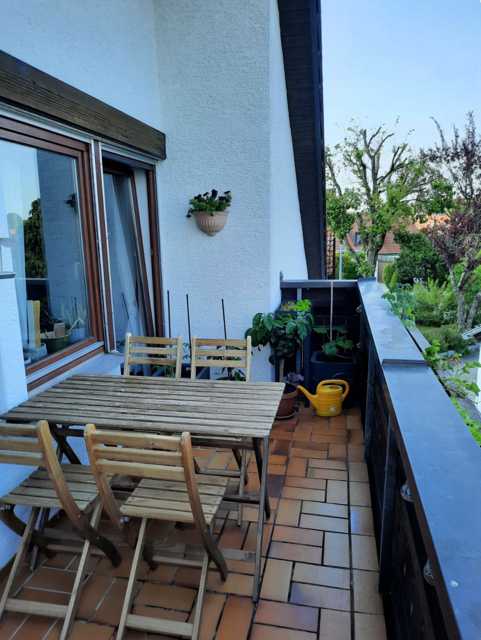 Ein Balkon mit Sitzgruppe