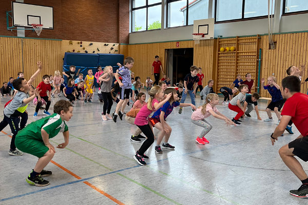 Kinder hüpfen in einer Turnhalle