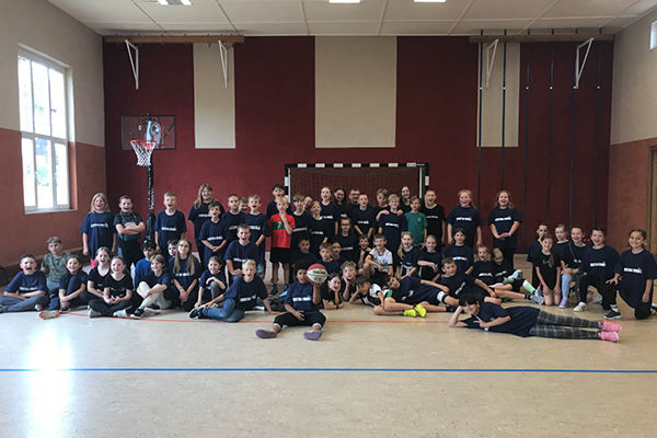 Gruppenfoto in der Turnhalle mit den Schülern der Grundschule Hellingen