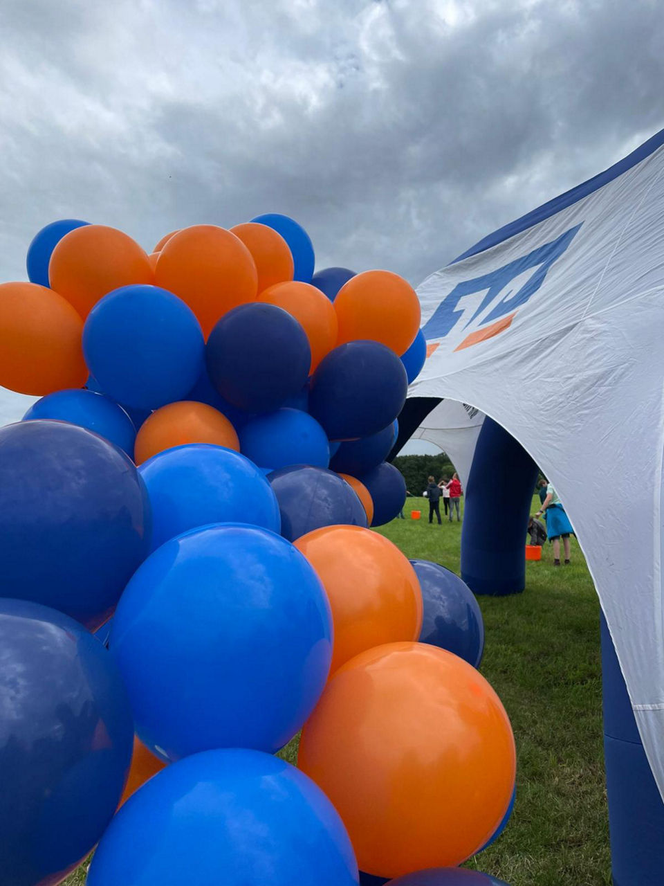 Helium-Luftballons in den Raiffeisenfarben