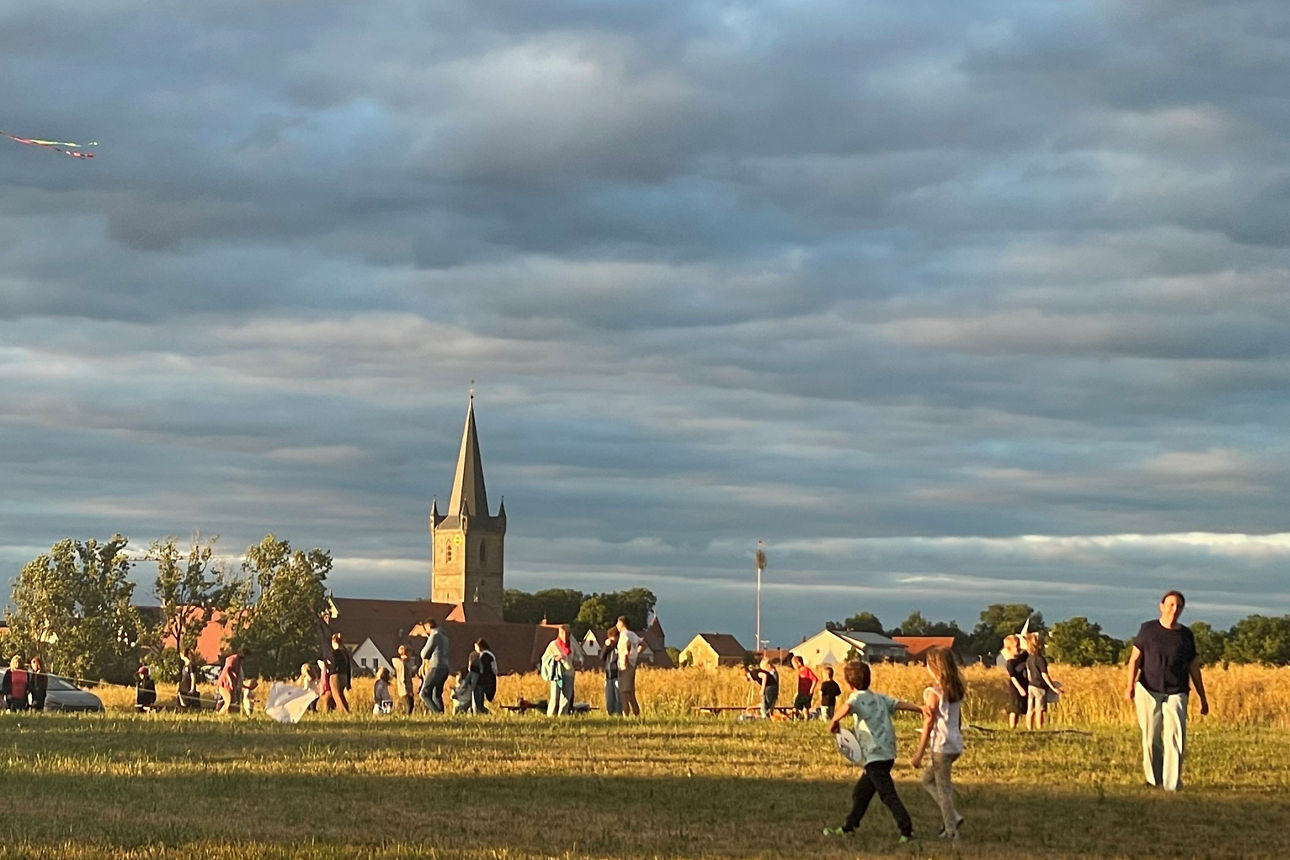 Blick über das Veranstaltungsgelände auf die Wehrkirche Hannberg