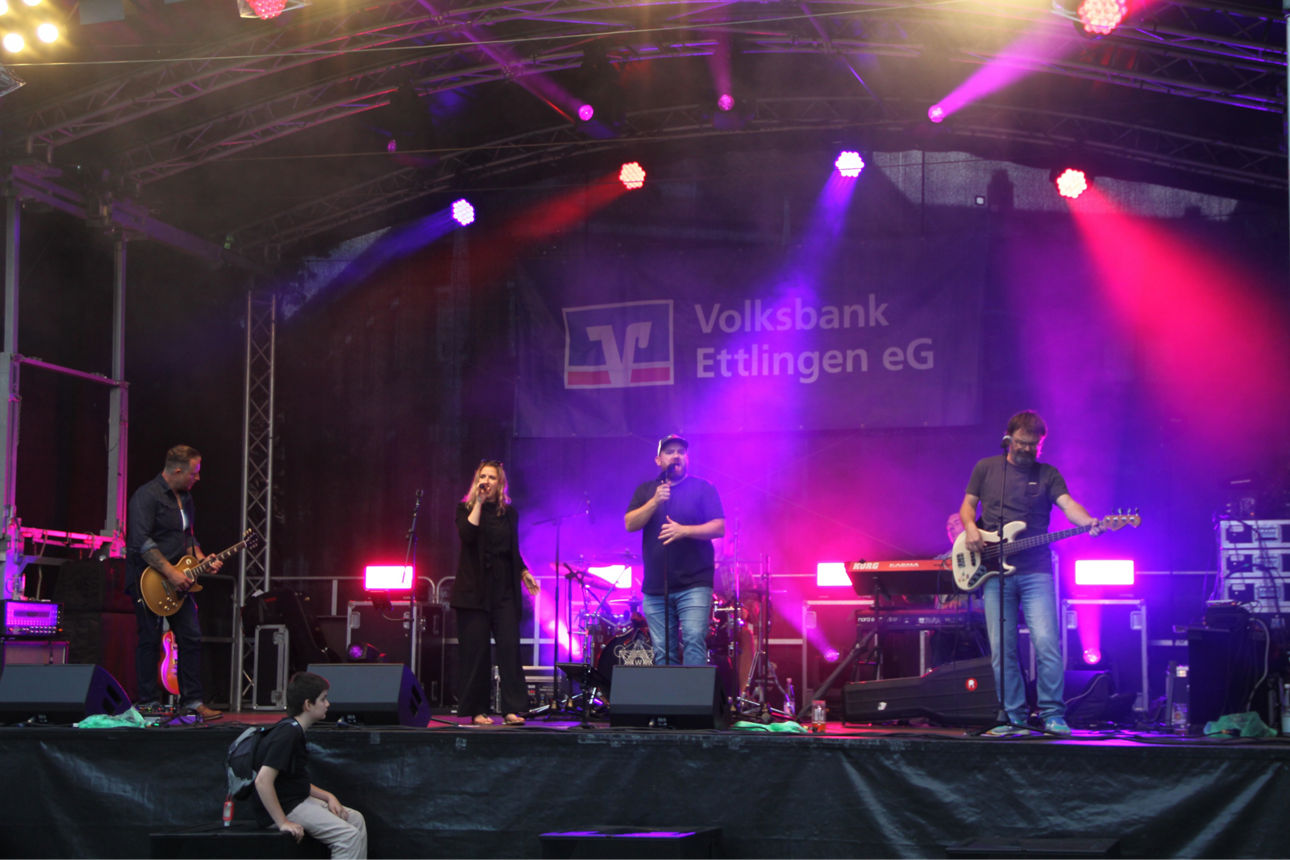 Eine Band spielt auf einer Bühne