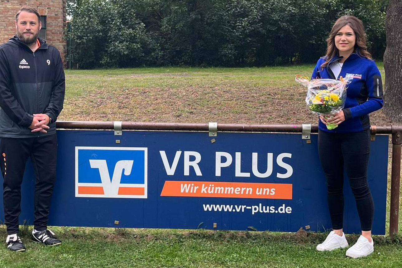 Bandenwerbung beim Rossauer Sportverein SV links von der Werbung steht ein Mann und rechts eine Frau