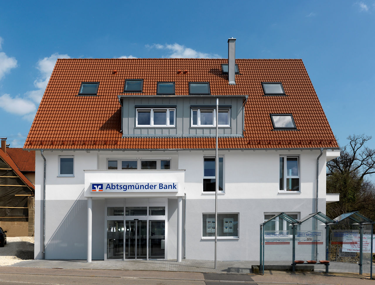 Ein Haus mit Solarpanelen auf dem Dach