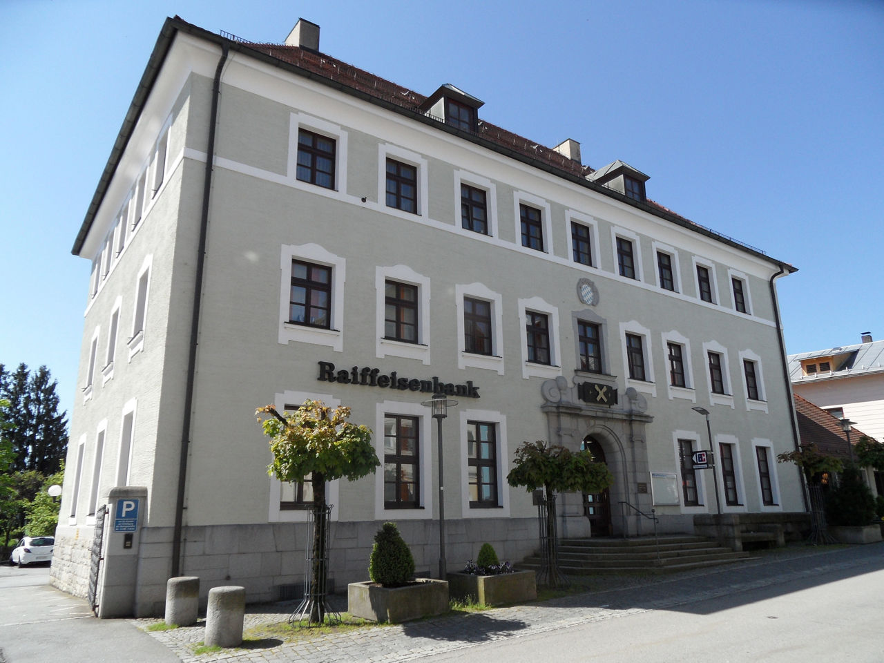 Ein Kind auf einer Wiese mit Alpakas