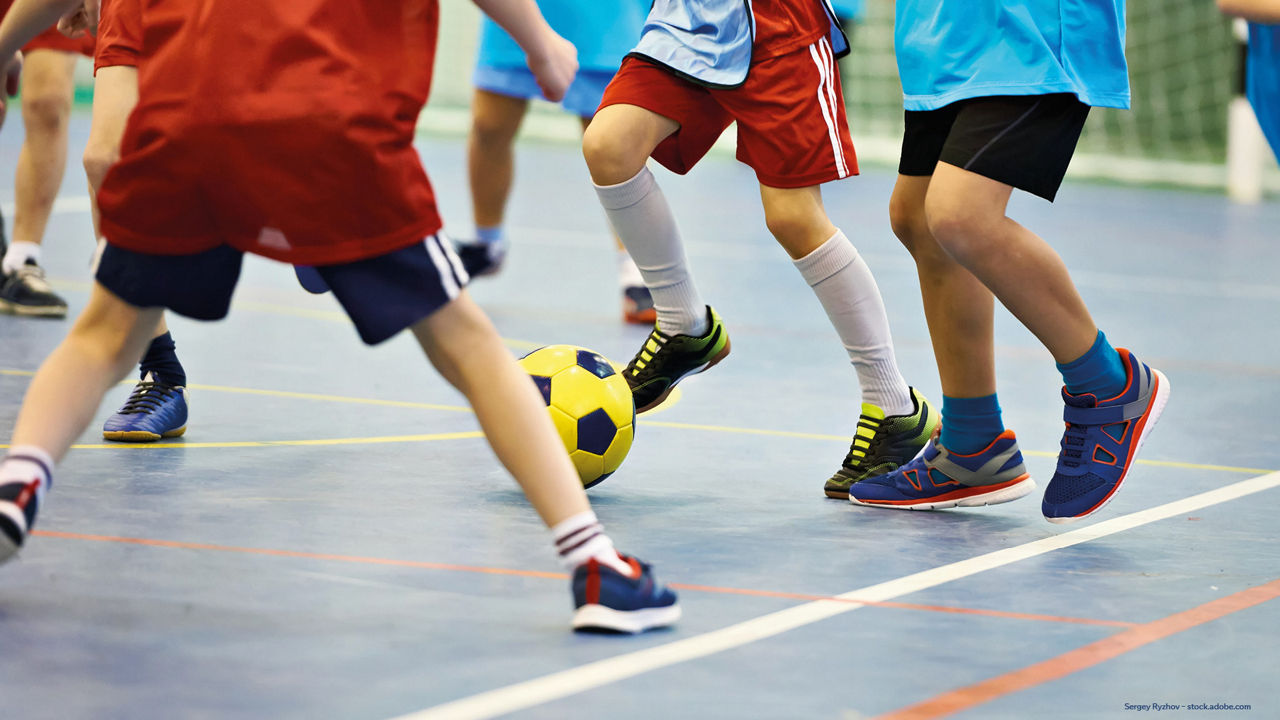 Kinder spielen Fußball