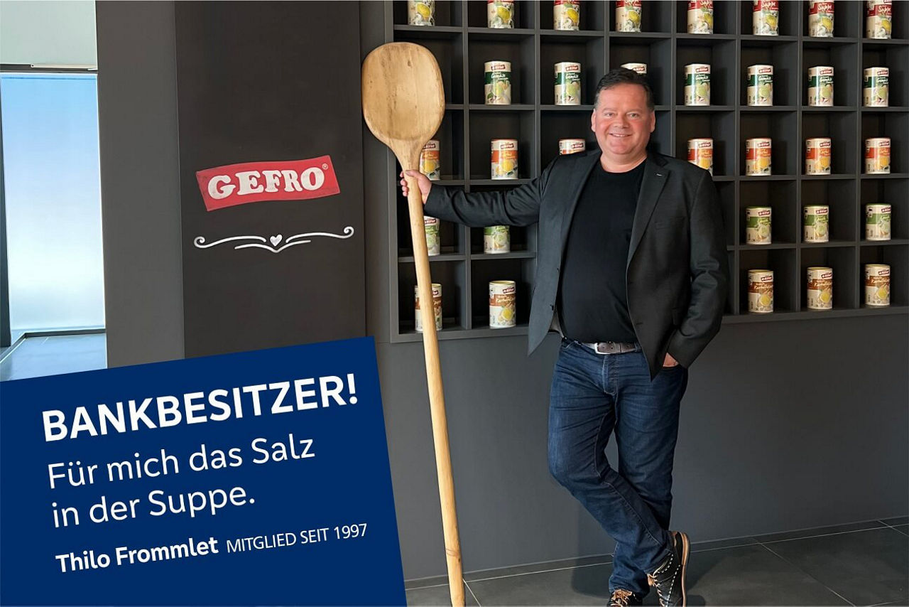 Thilo Frommlet , Geschäftsführer der Firma Gefro steht in seinem Laden mit einem überdimensionalen Kochlöffel in der Hand