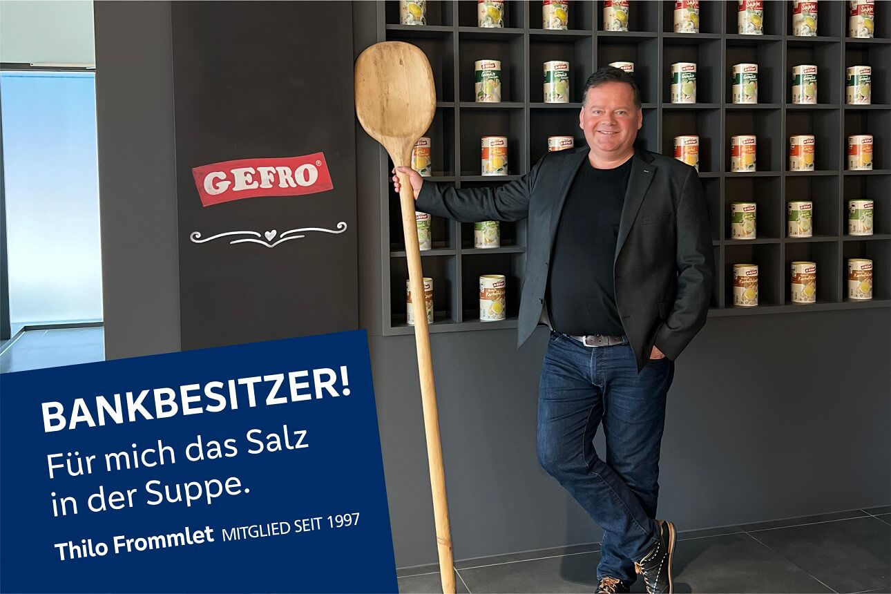 Thilo Frommlet , Geschäftsführer der Firma Gefro steht in seinem Laden mit einem überdimensionalen Kochlöffel in der Hand