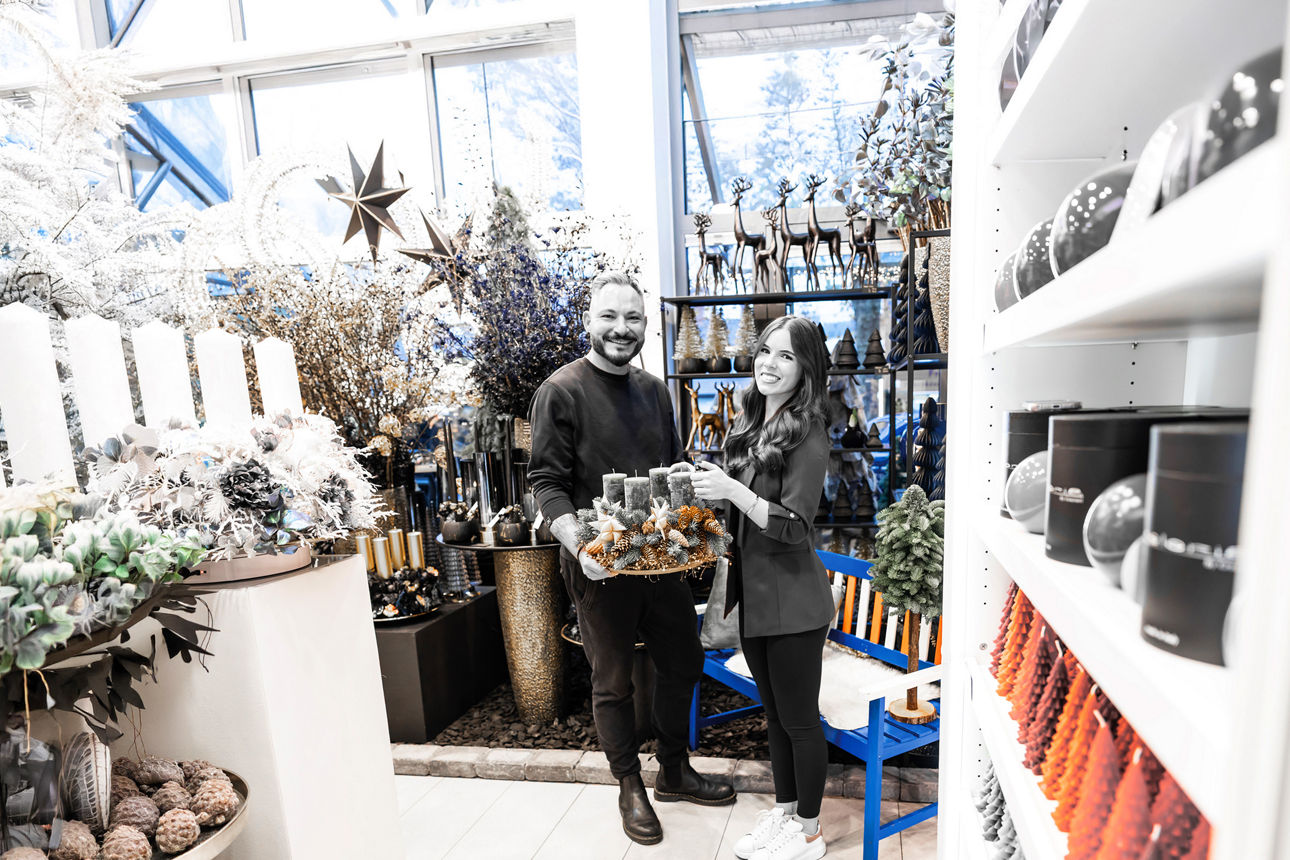 Eine junge Frau und ein Mann stehen zusammen in einem Blumengeschäft