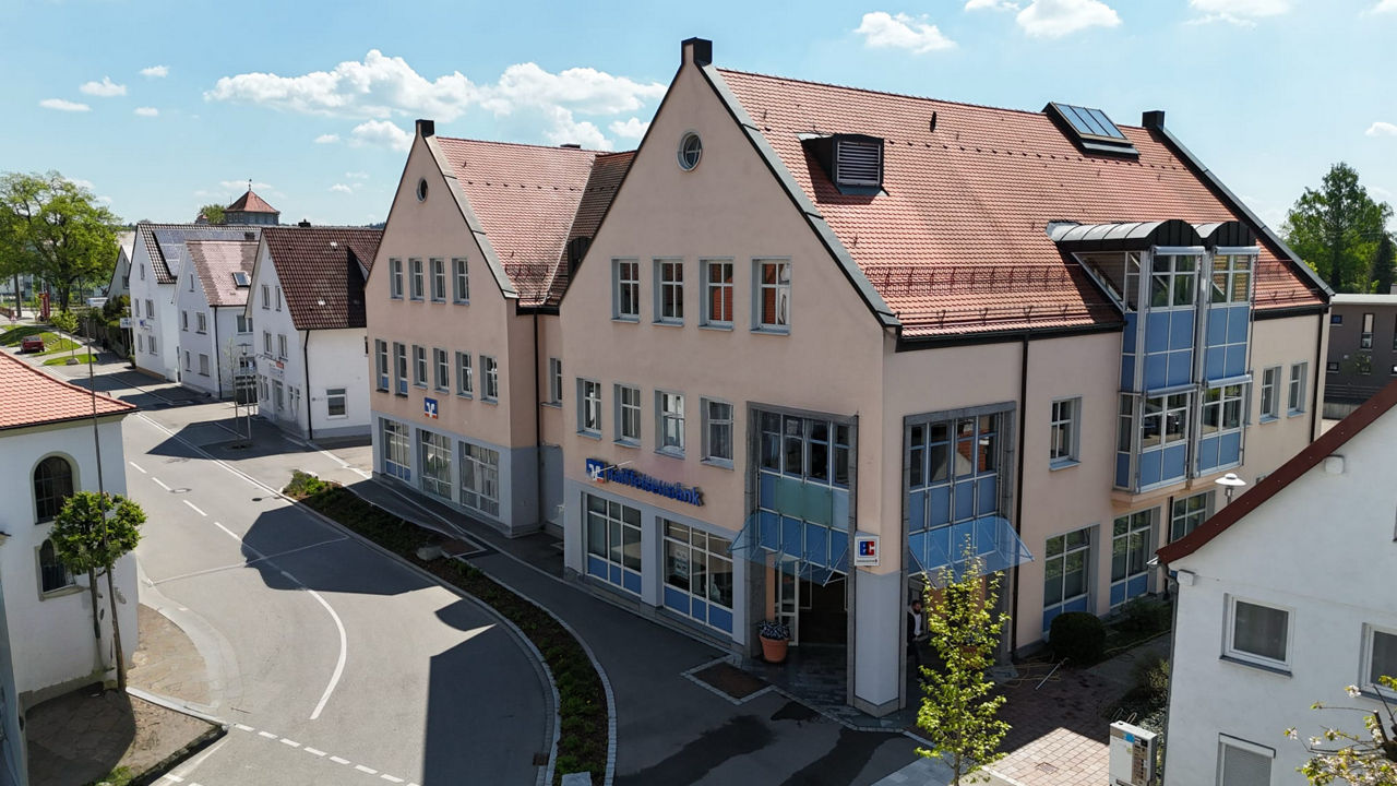Bankgebäude in der Frontansicht