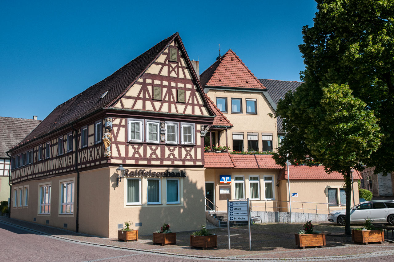 Zwei kleine Mädchen sitzen in einem Anhänger