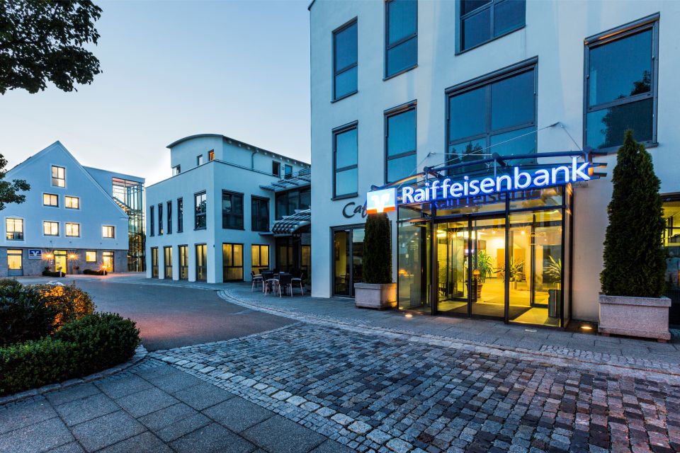 Vor der Geschäftsstelle einer Bank