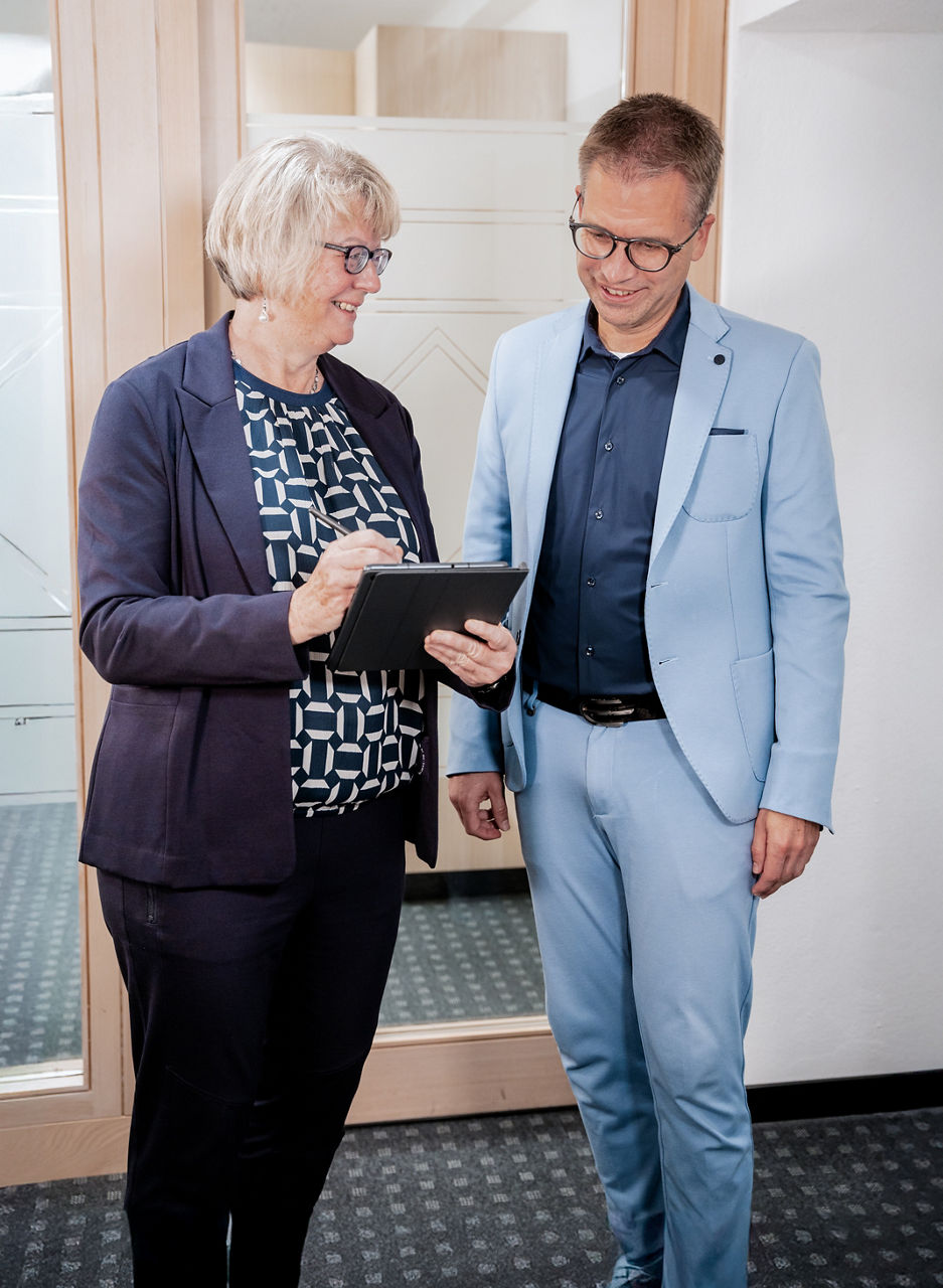 Frau und Mann mit Tablet