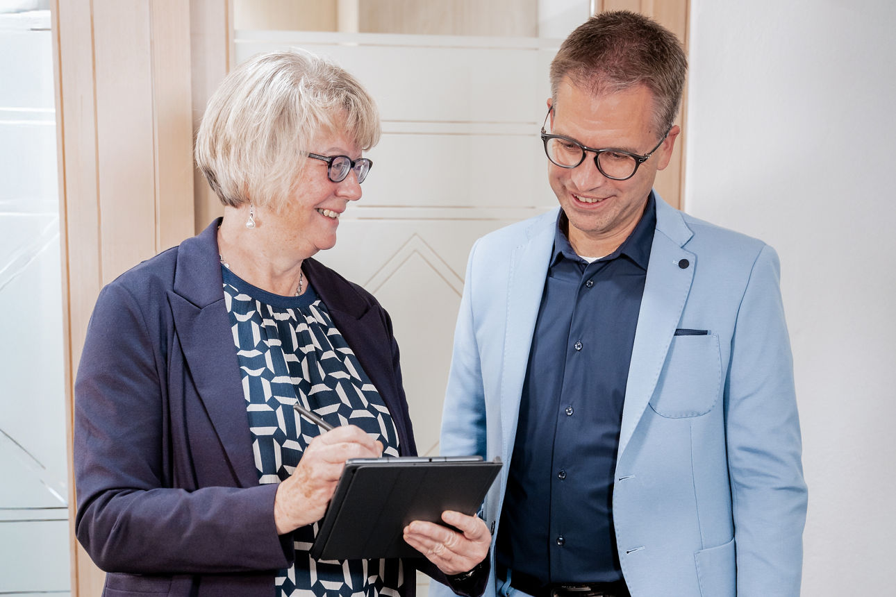 Frau und Mann mit Tablet