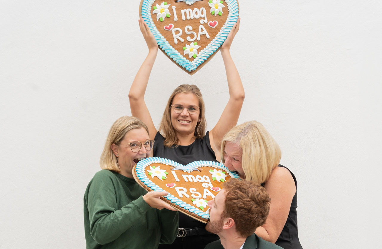 Frauen mit  RSA Lebkuchenherz mit Aufschrift I mog RSA