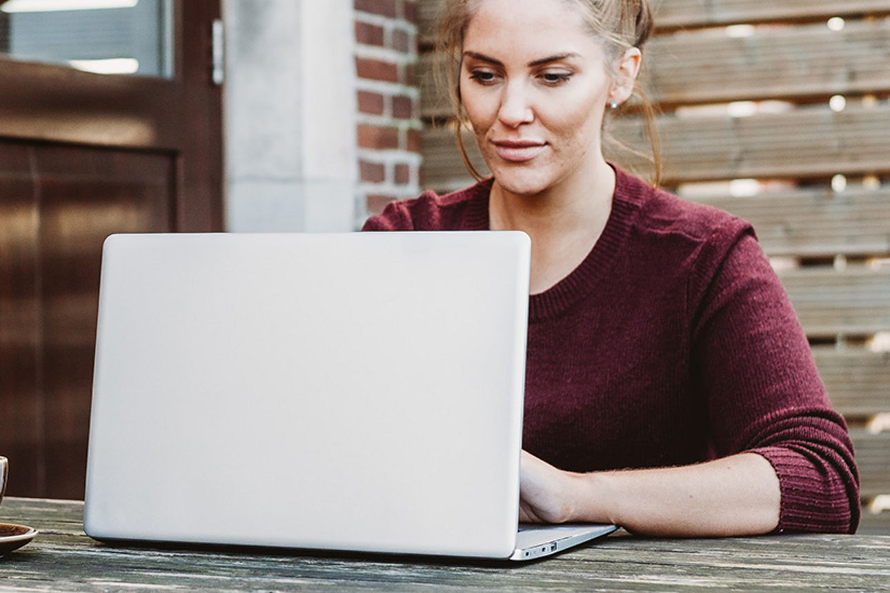 Frau sitzt am Laptop