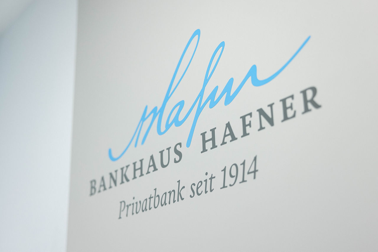 Logo des Bankhaus Hafner auf einem hellgrauen Hintergrund