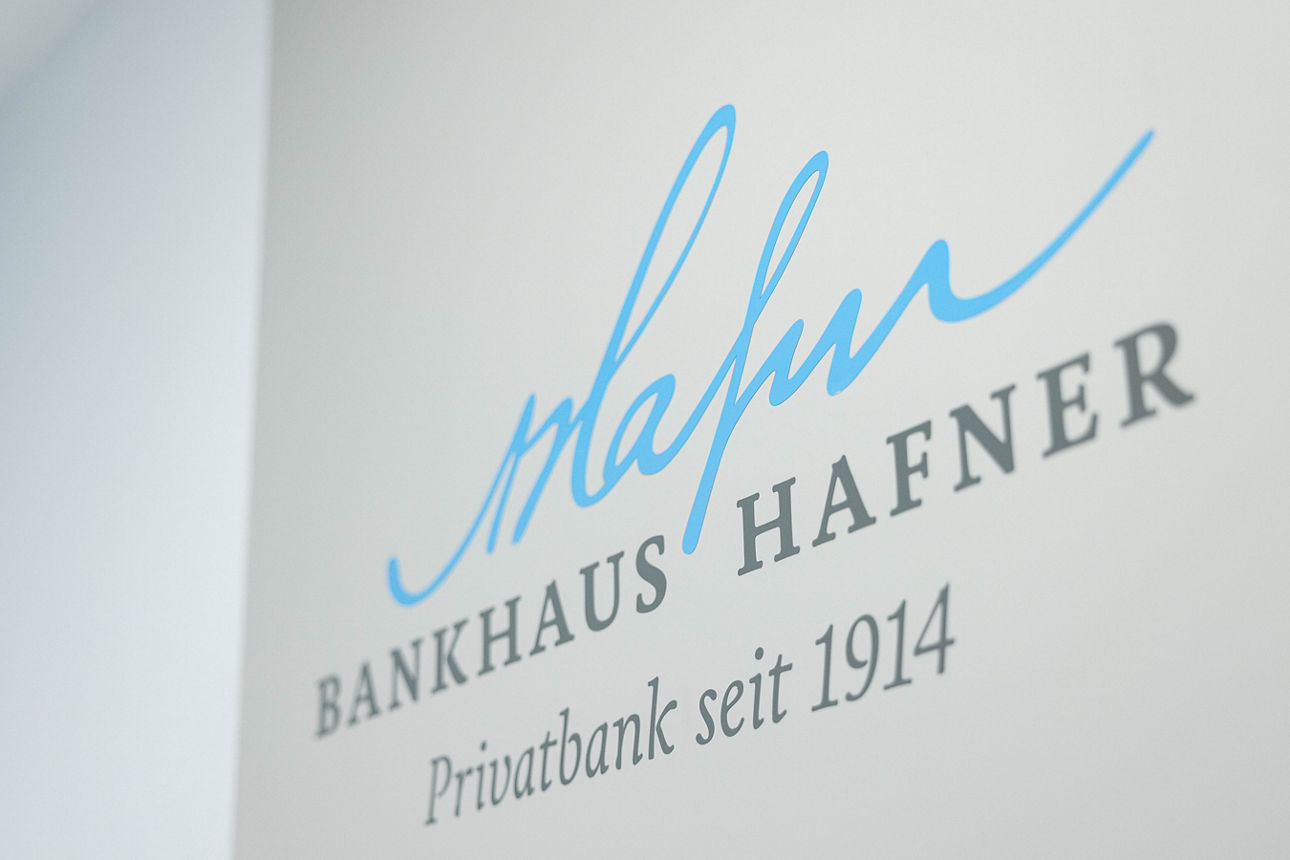 Logo des Bankhaus Hafner auf einem hellgrauen Hintergrund