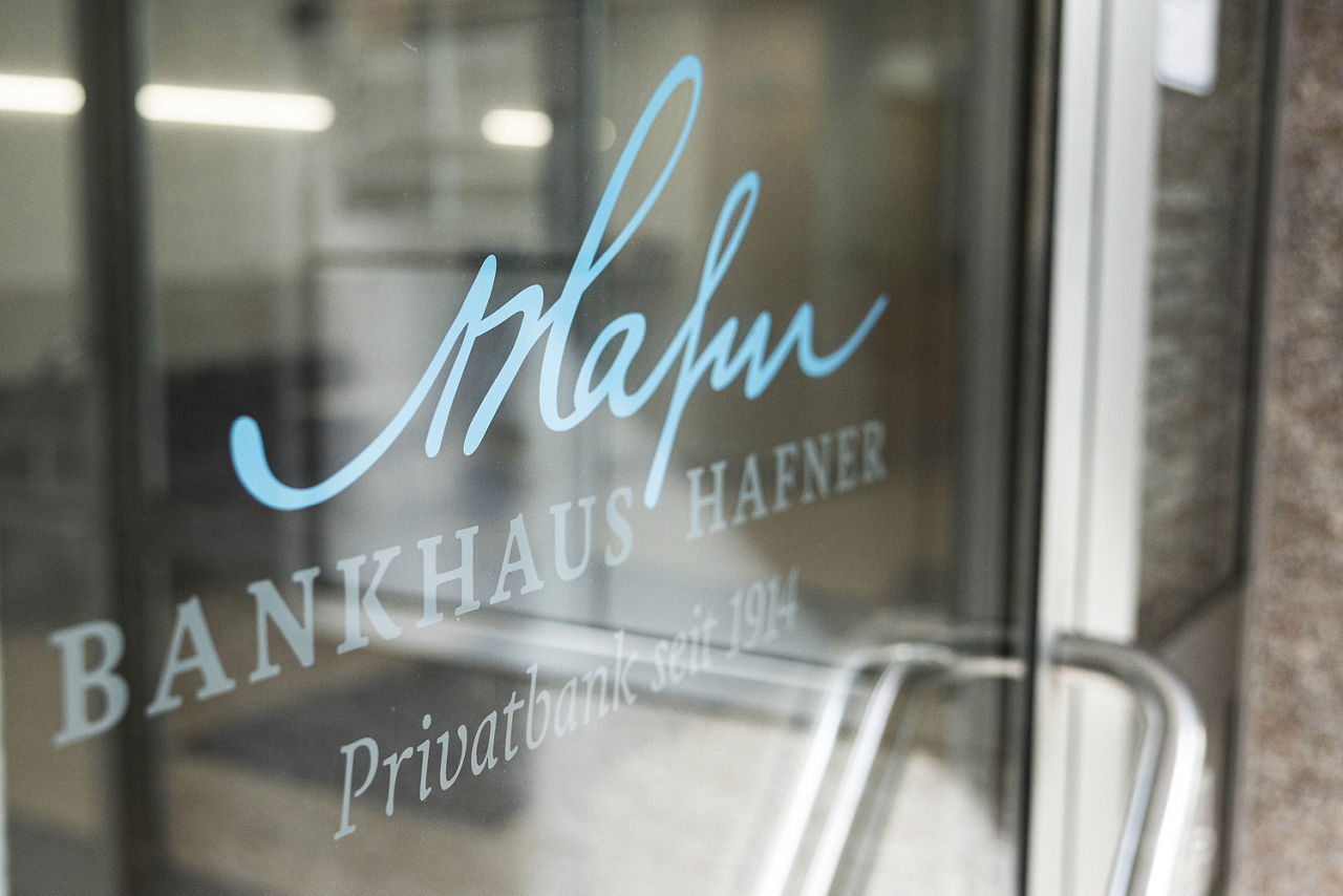Tür des Bankhaus Hafner mit dem Logo des Bankhaus Hafner darauf