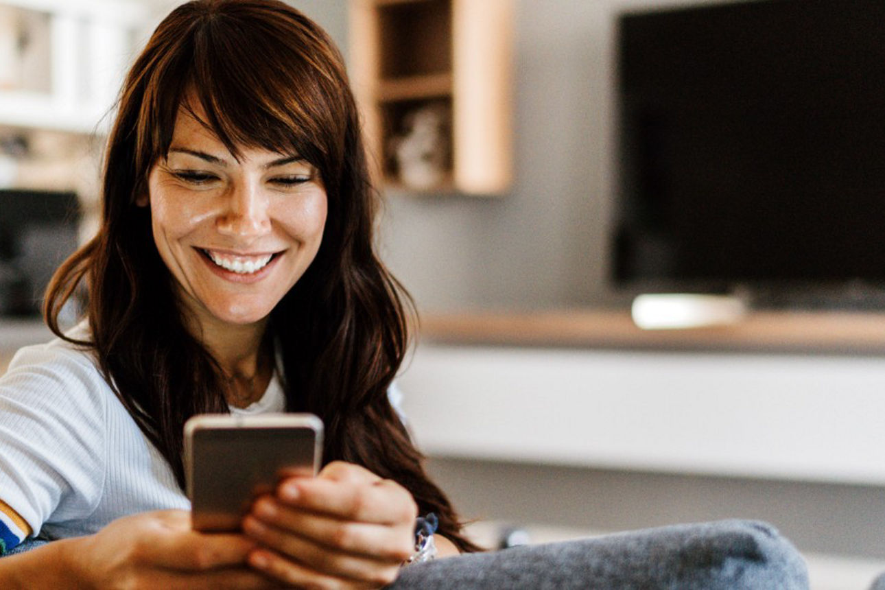 Tochter begleitet ihre Mutter im Park