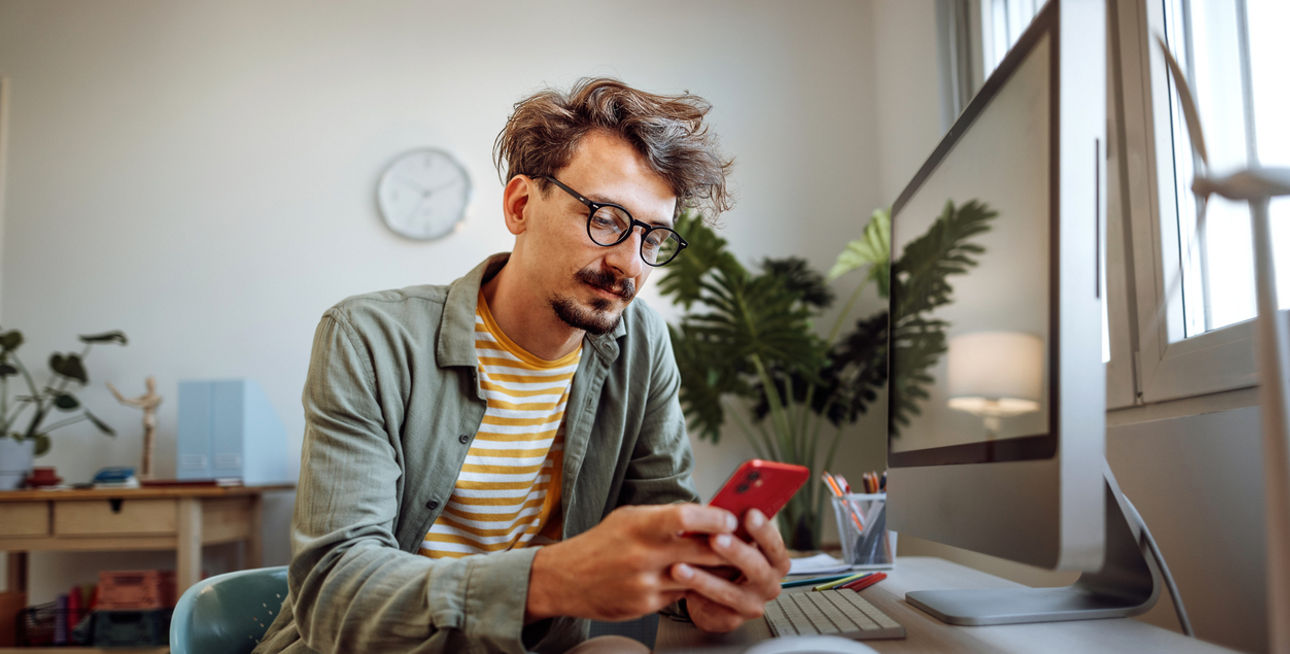 Junger Mann mit Handy in der Hand