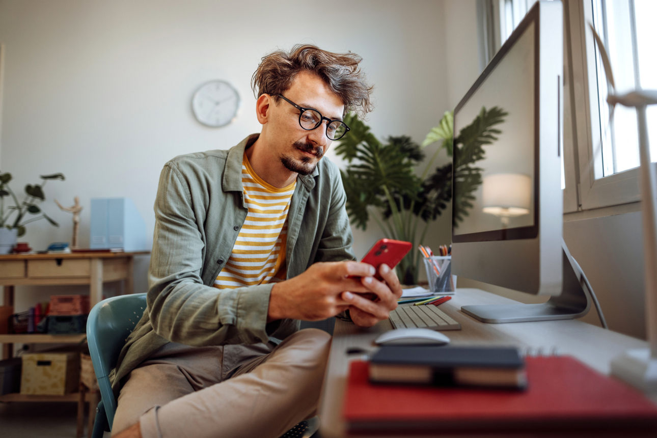 Mann schaut auf sein Smartphone