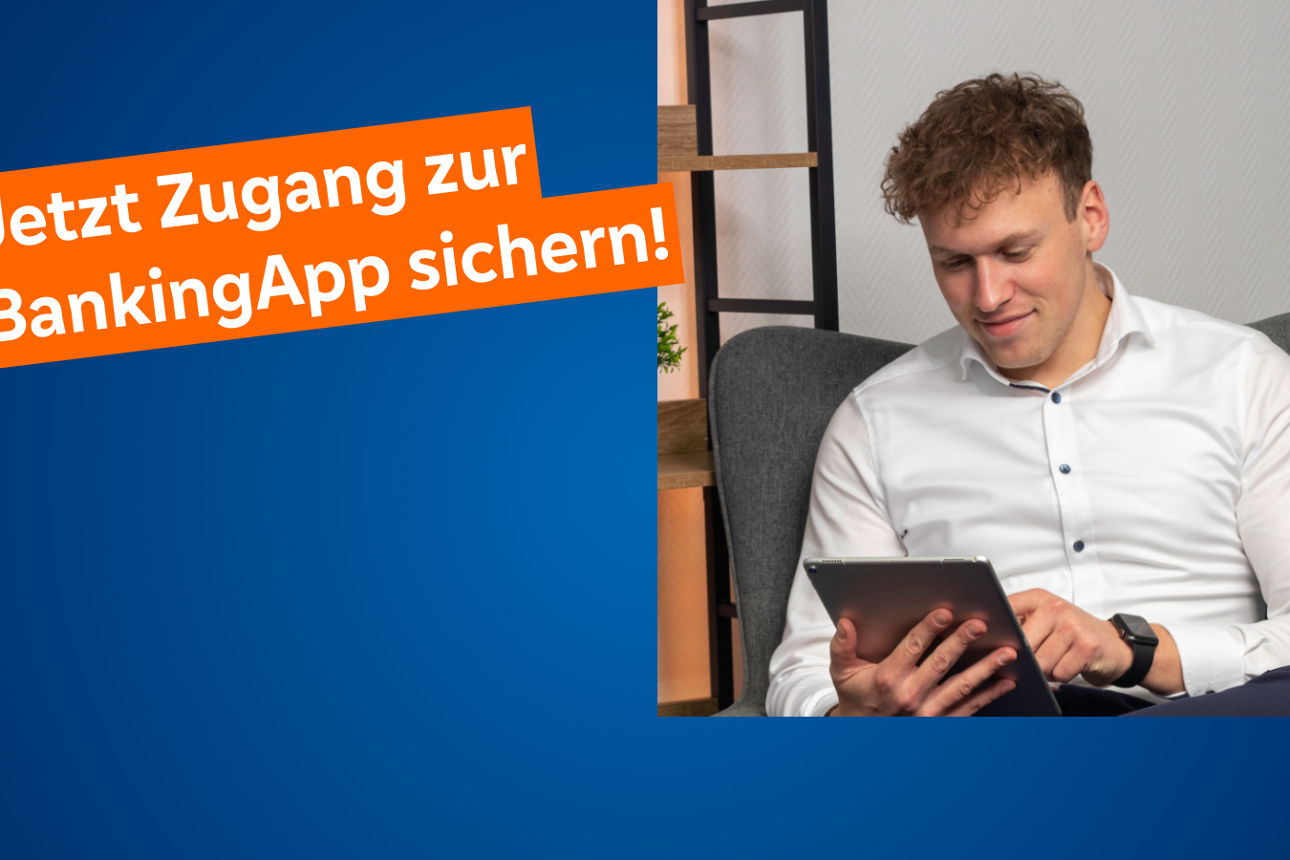 Eine Person sitzt mit dem Ipad auf einem Stuhl.
