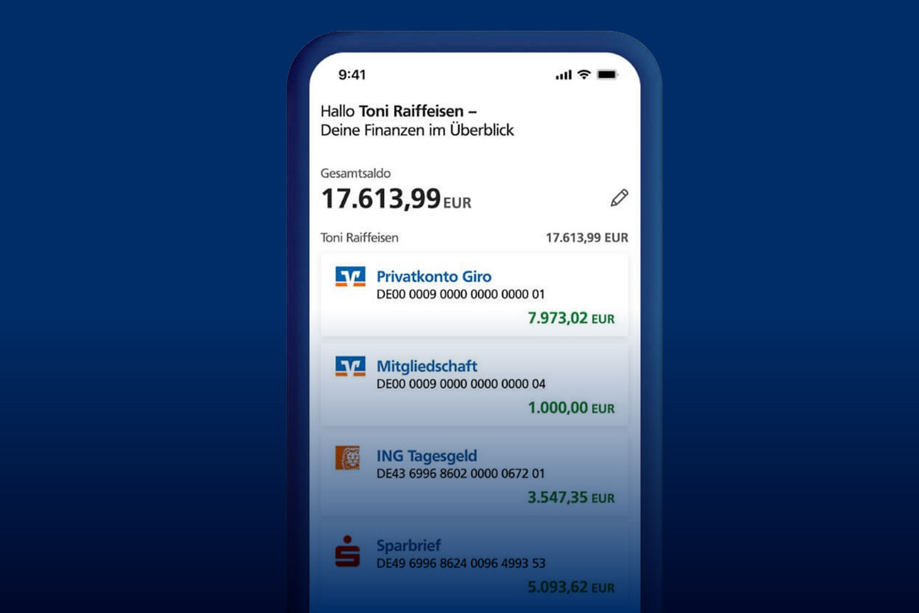 Mann in einer U-Bahn-Station, der auf seine VR Banking App am Smartphone schaut