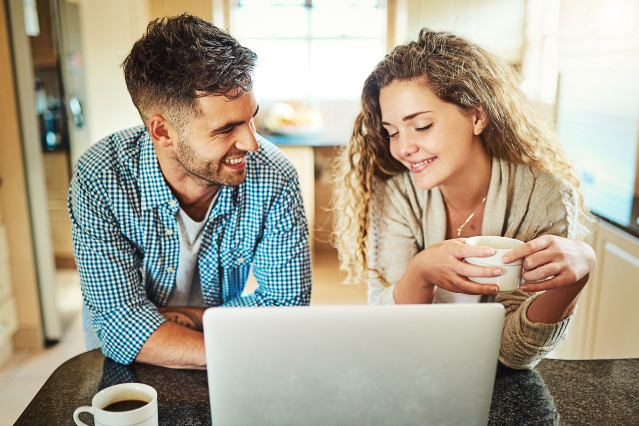 BankingNews junges Paar mit Laptop am Stehtisch in der Küche