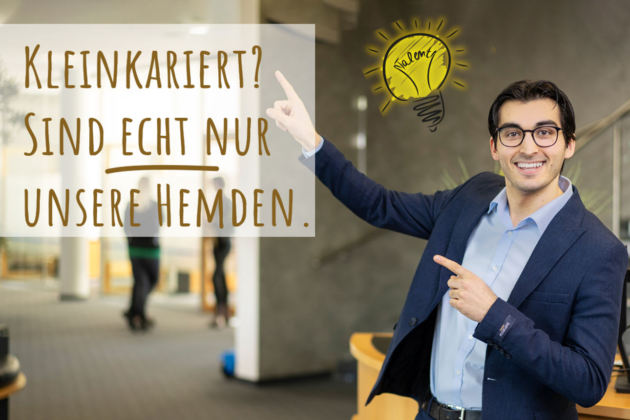 Der Azubi zeigt mit beiden Händen auf den Text "Kleinkariert? Sind echt nur unsere Hemden."