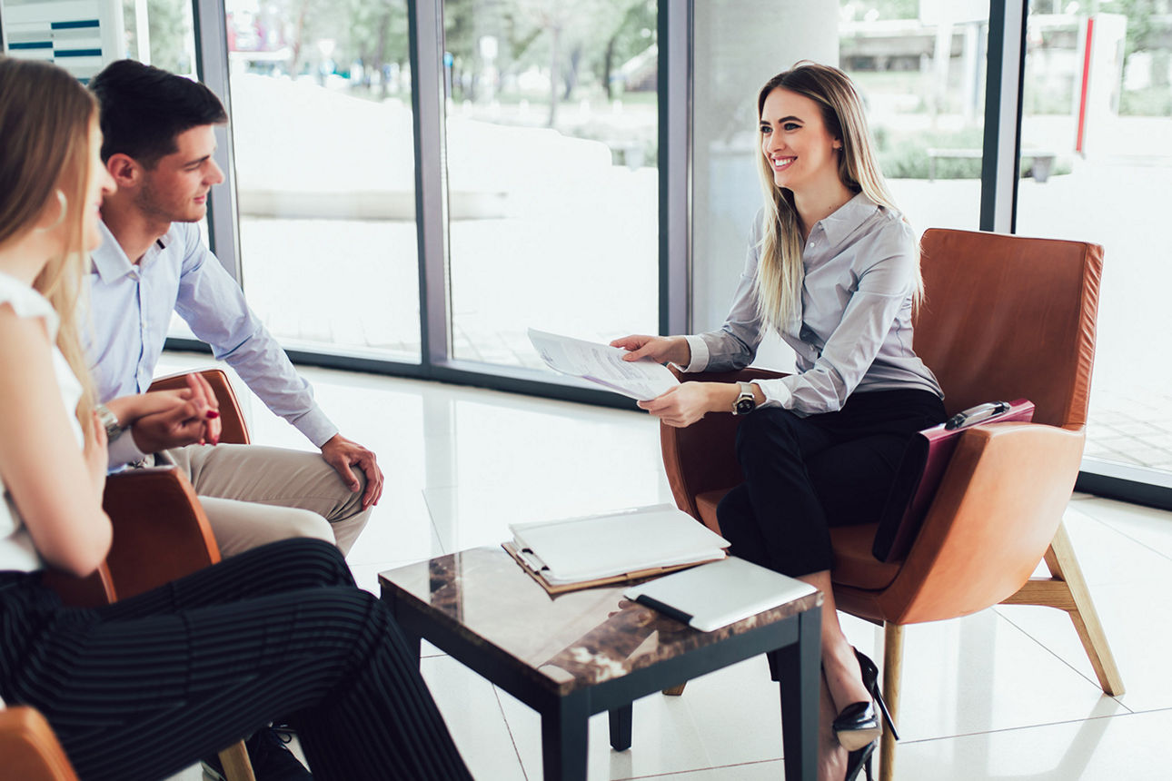 Bankberaterin im Gespräch mit Kunden