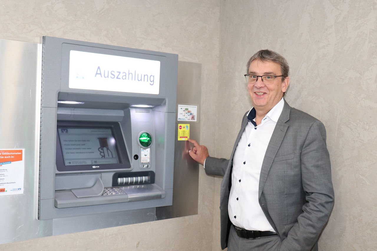 Herr Haas am Geldautomaten
