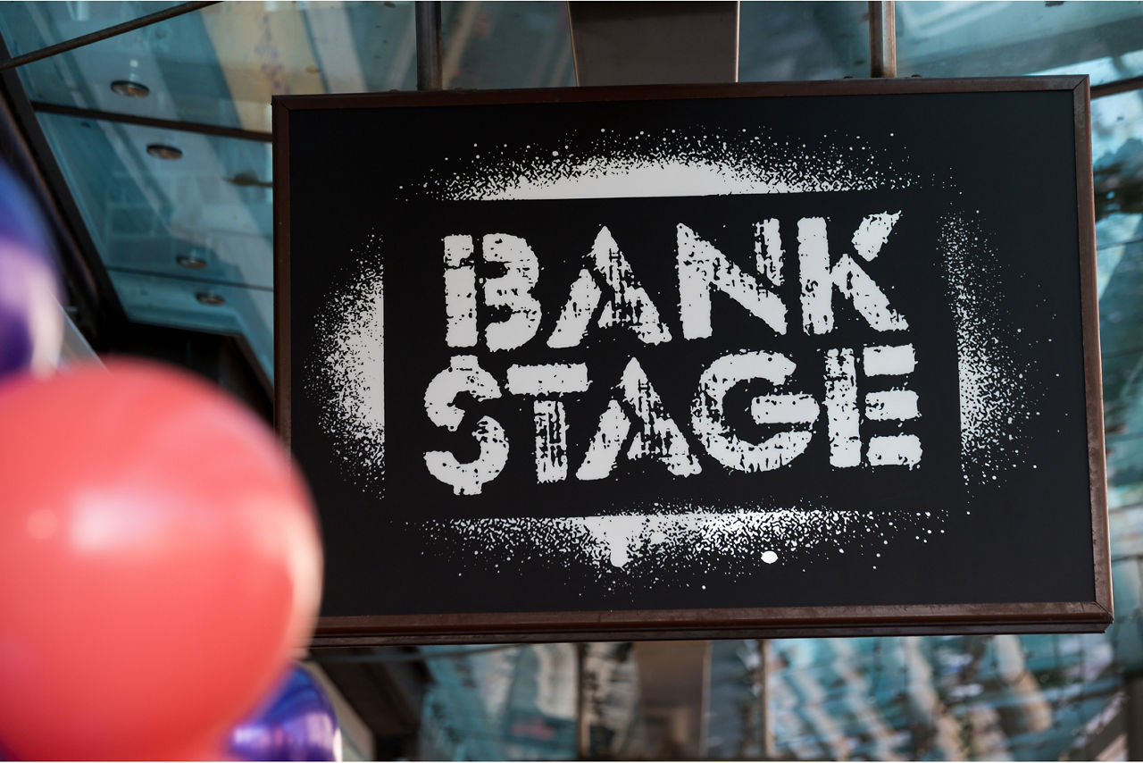 "BANK STAGE" in grauer Schrift auf schwarzem Hintergrund