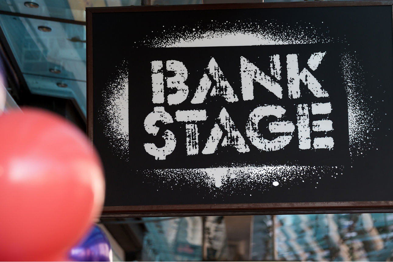 "BANK STAGE" in grauer Schrift auf schwarzem Hintergrund