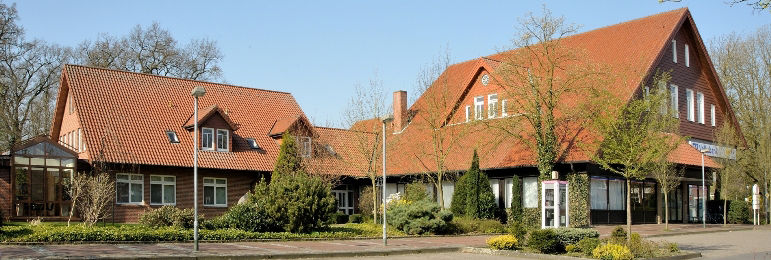 Zwei aneinandergebaute Häuser in L-Form.