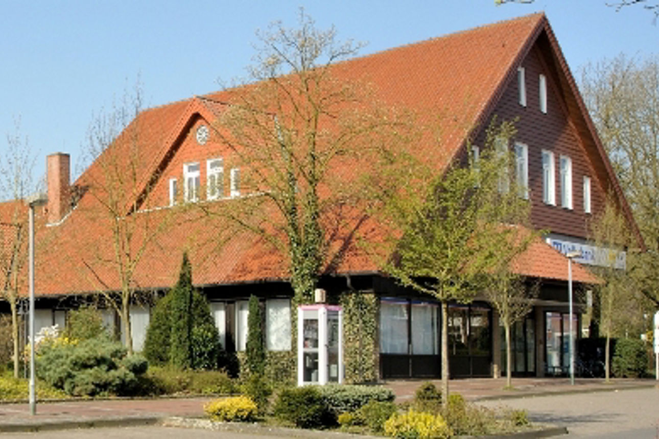 Zwei aneinandergebaute Häuser in L-Form.