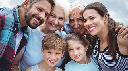 Familie lächelt in die Kamera