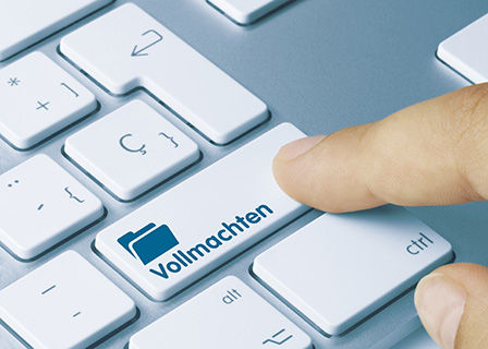 Finger klickt auf Taste mit "Vollmachten"