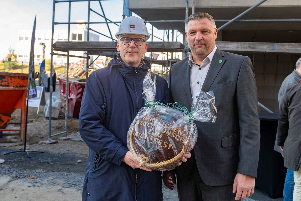 Bankvorstand Herr Zwiebel mit Ottendorf-Okrilla Bürgermeister Herr Pfeiffer