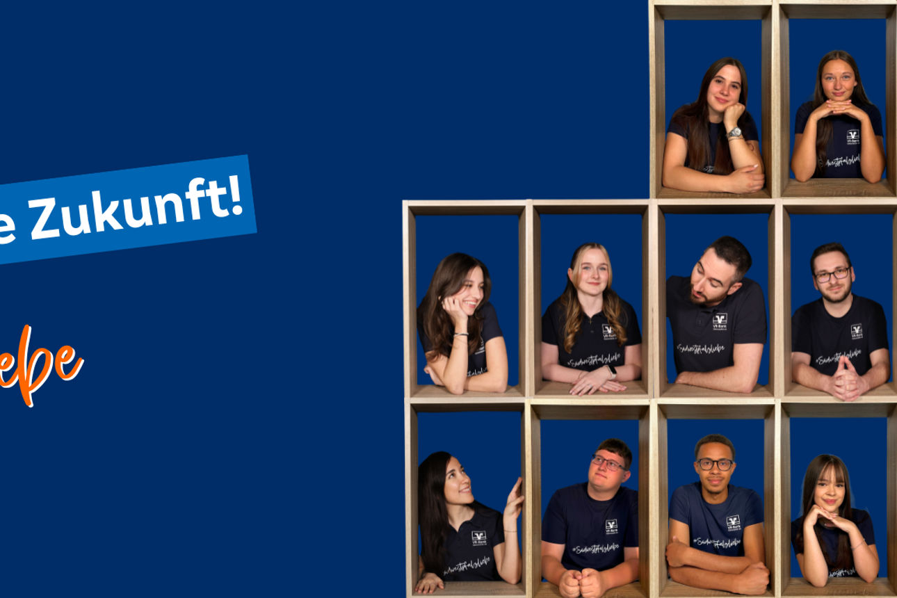 Fotos unserer Azubis vor einer Leinwand