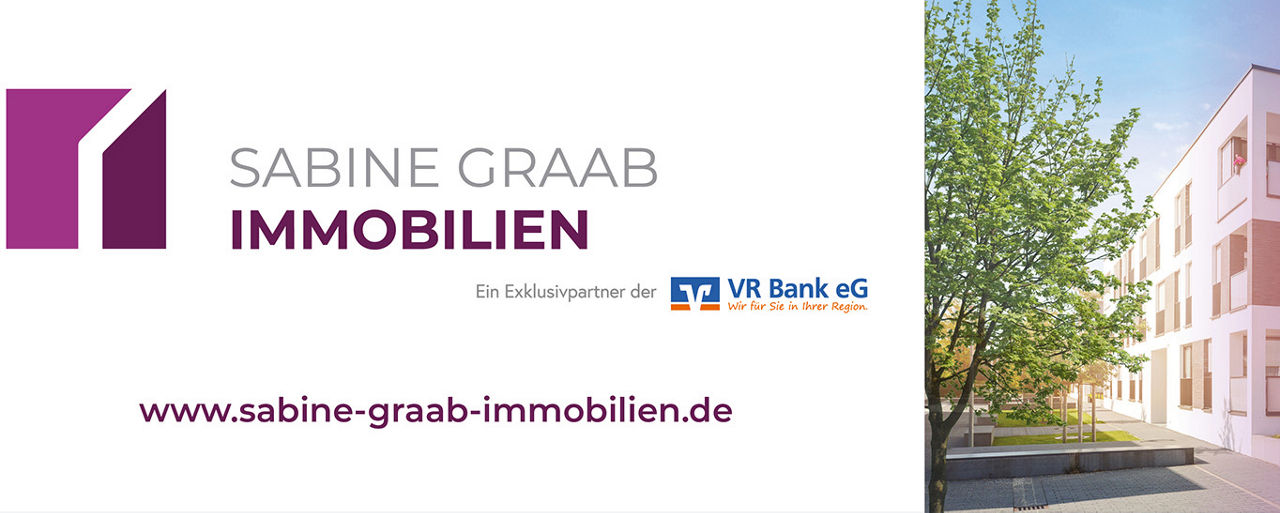 Überschrift: Sabine Graab Immobilien, darunter die Website Domain. Rechts daneben ist die Grafik eines neuen Mehrfamilienhauses zu sehen.