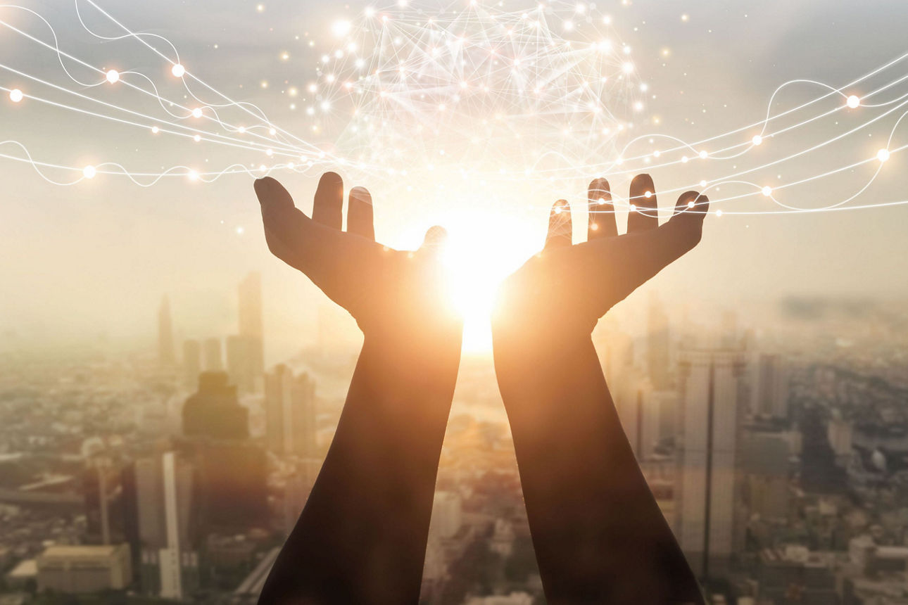 Zwei erhobene Hände fangen das Licht der aufgehenden Sonne ein, während abstrakte Linien ein Netzwerk symbolisieren