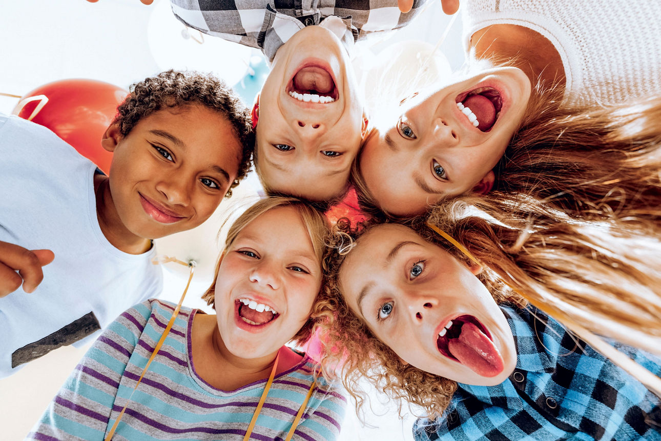 Kinder machen ein Selfie, lachen und genießen den Moment