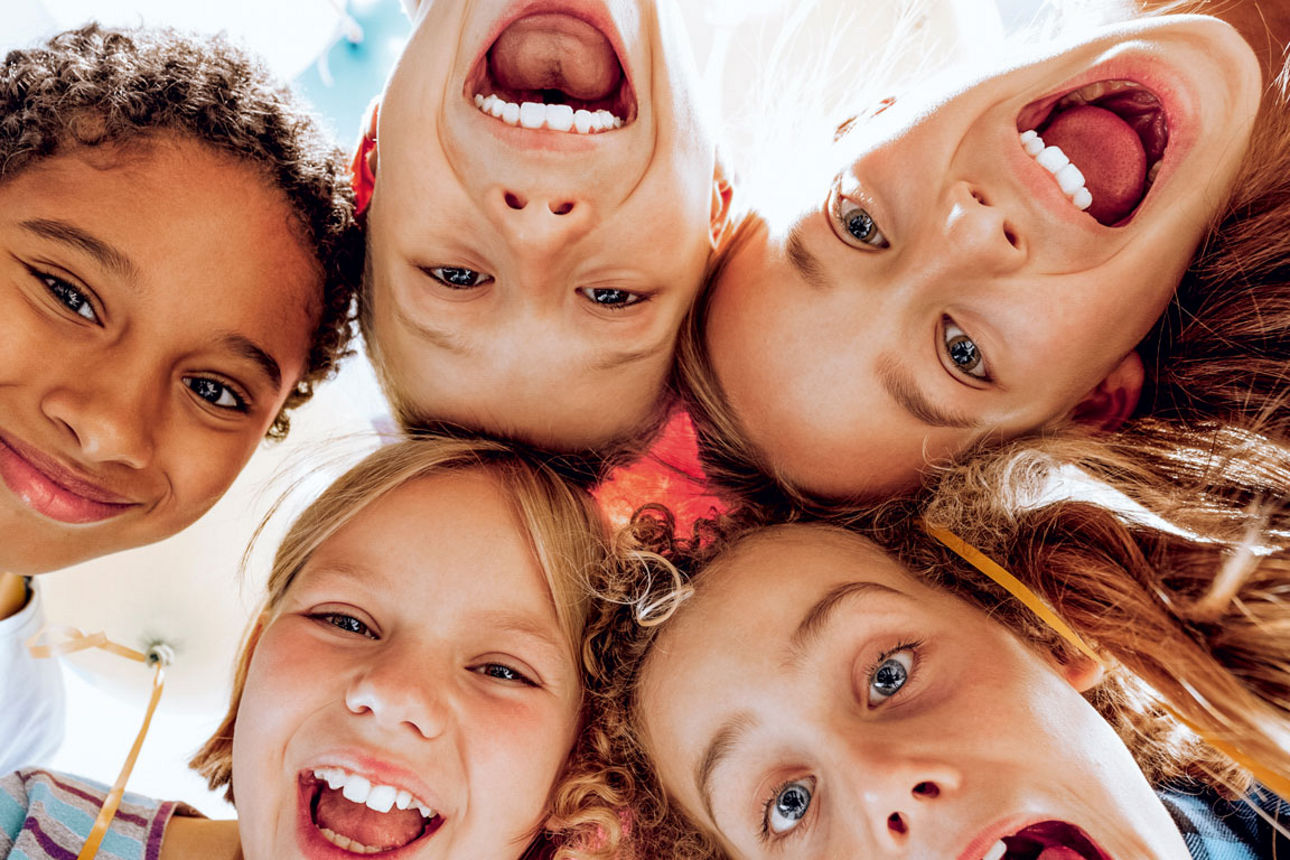 Kinder machen ein Selfie, lachen und genießen den Moment