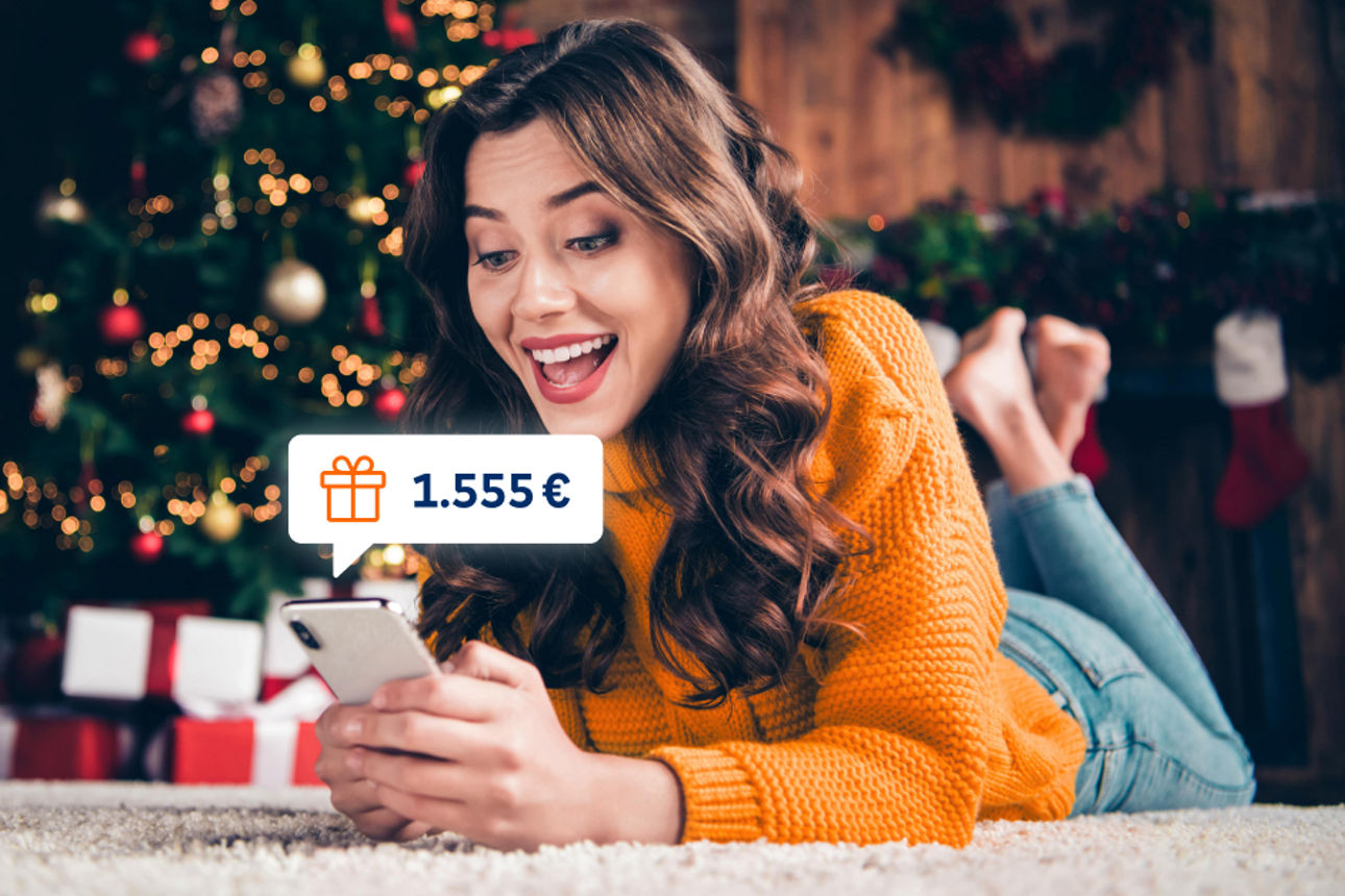 Hintergrund ein Weihnachtsbaum Frau mit orangen Pulli auf dem Bauch liegend