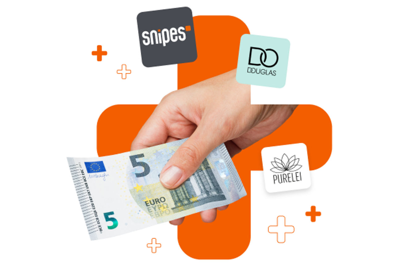 Im Hintergrund ein oranges Kreuz, davor eine Hand mit einem 5 Euroschein 