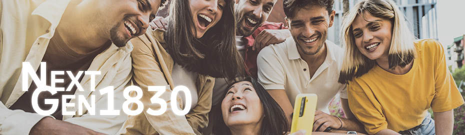 Der Text „Next Gen 18 30“ ist mit weißer Farbe geschrieben und im Hintergrund ist eine Gruppe von Erwachsenen zu sehen.